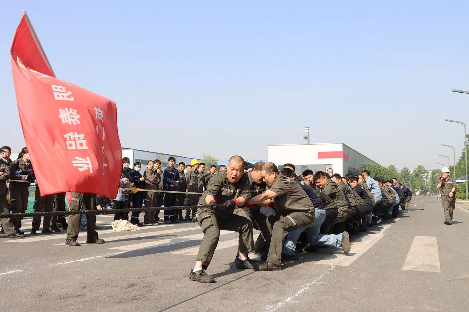 庆五一员工活动会：拔河角逐