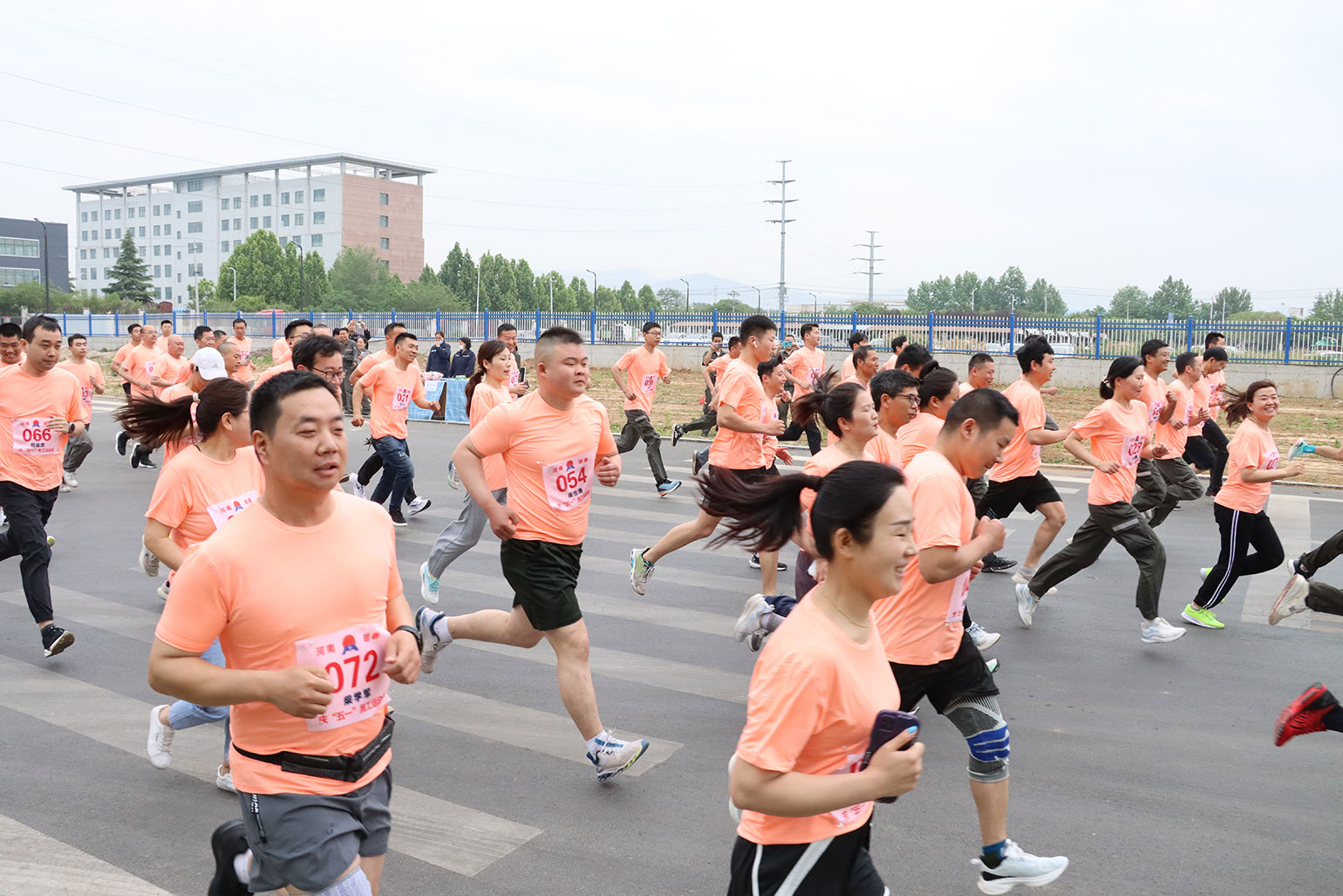 庆五一员工活动会 ：跑步