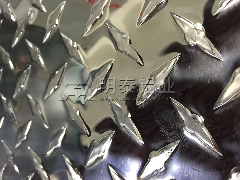铝板厂家_工厂厂房用防滑一条筋斑纹铝板卷价值几多钱？